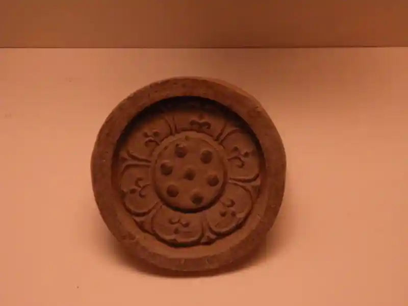 Roof-end tile lotus pattern